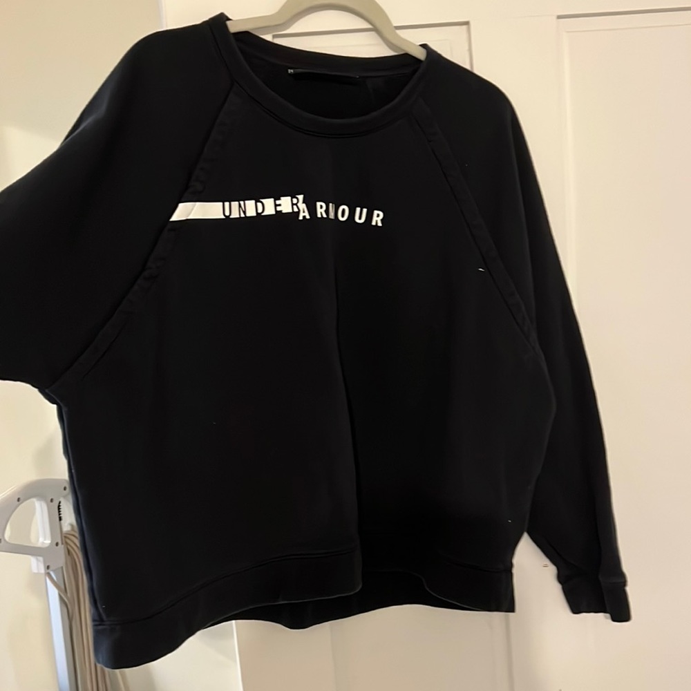 Black cropped under armor crew neck